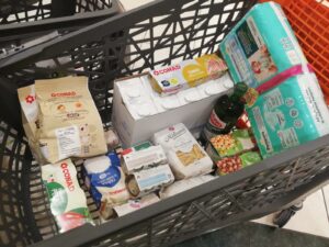 carrello della spesa con vari prodotti alimentari all'interno